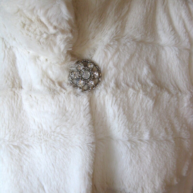 Y2k Dennis Basso Faux Fur, White, Size: XL<br />
Fun, glam and cozy faux fur jacket from<br />
Dennis Basso<br />
This coat is fully lined with snap closures down the front and one big rhinestone button at the neck.<br />
Pockets<br />
Size XL<br />
here are the flat measurements, taken on the inside of the coat.<br />
shoulder to shoulder:19<br />
armpit to armpit: 24.75<br />
Width at hem: 25<br />
length: 25.75<br />
Perfect condition, no flaws!<br />
thanks for looking!<br />
#81904