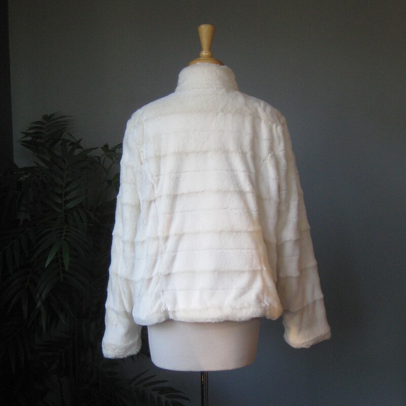 Y2k Dennis Basso Faux Fur, White, Size: XL<br />
Fun, glam and cozy faux fur jacket from<br />
Dennis Basso<br />
This coat is fully lined with snap closures down the front and one big rhinestone button at the neck.<br />
Pockets<br />
Size XL<br />
here are the flat measurements, taken on the inside of the coat.<br />
shoulder to shoulder:19<br />
armpit to armpit: 24.75<br />
Width at hem: 25<br />
length: 25.75<br />
Perfect condition, no flaws!<br />
thanks for looking!<br />
#81904