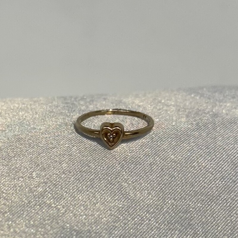 10k Dainty Heart Ring
Gold Size: 4