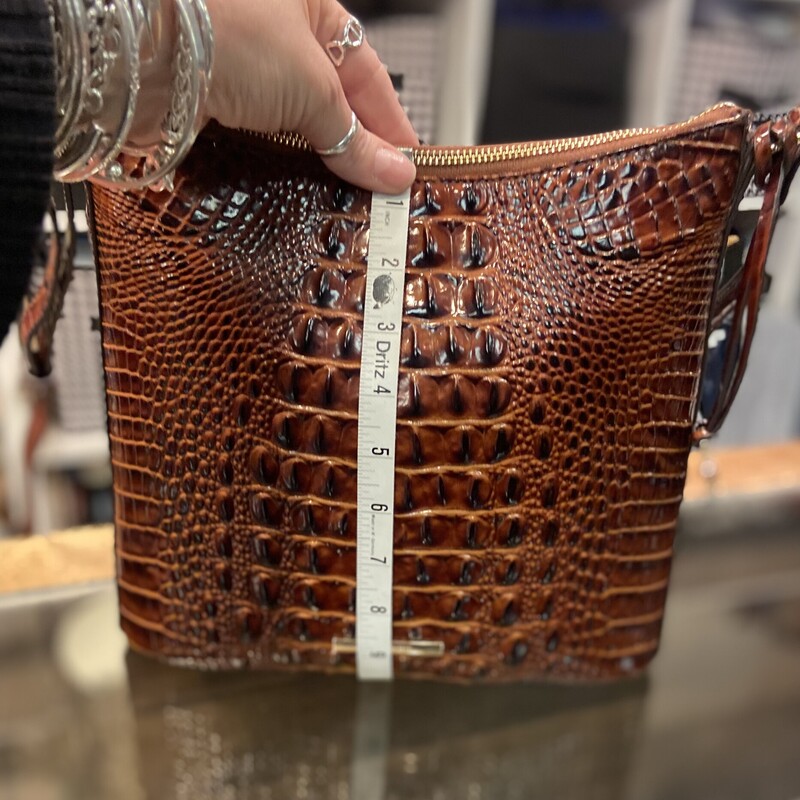 Brw Lther Croc Crssbody<br />
Brown<br />
Size: Crossbody