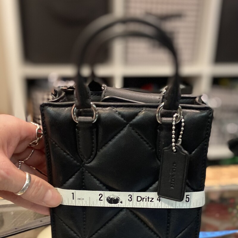 NWT Blk Lther Mini Tote<br />
Black<br />
Size: R $398