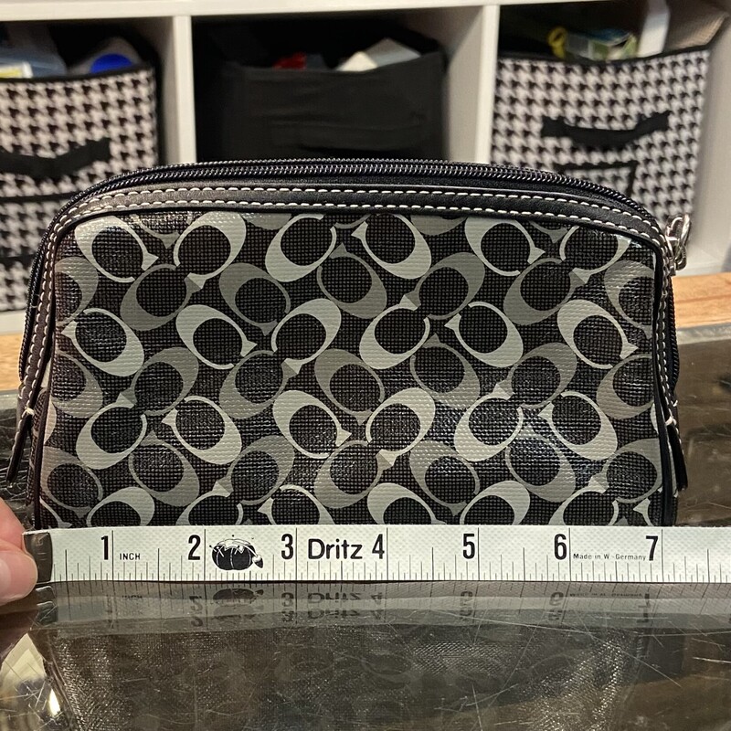 EUC Blk/gry C Zip Pouch<br />
Blk/Gry<br />
Size: OS