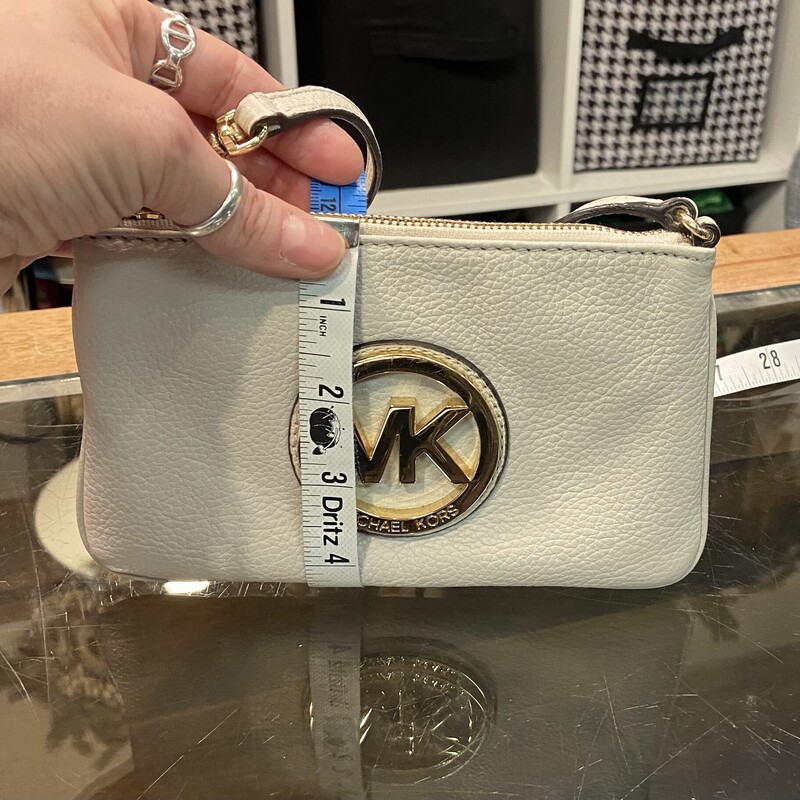 Crm Gld MK Wristlet
Crm/Gld
Size: Wristlet