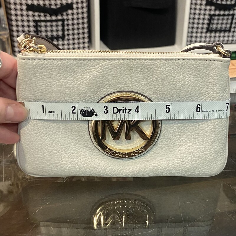 Crm Gld MK Wristlet
Crm/Gld
Size: Wristlet