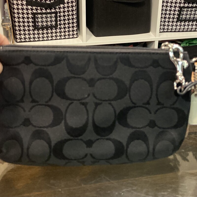 Blk C Fab Wristlet
Black
Size: OS