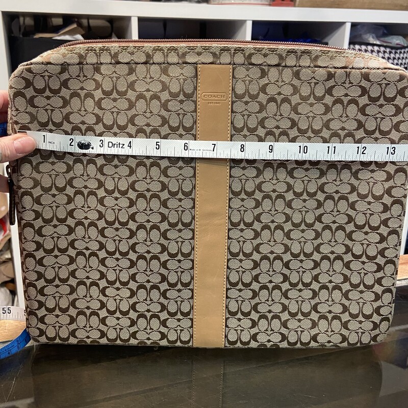 EUC Brwn C Laptop Case<br />
Brown<br />
Size: Zip Case