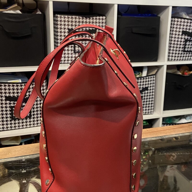 Rd/G Stud Lther Purse<br />
Red/G<br />
Size: R $328