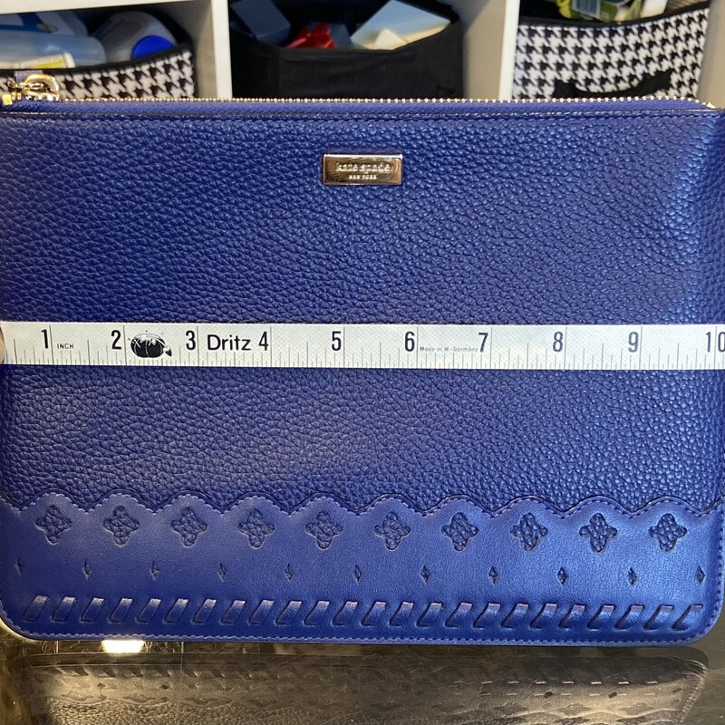 EUC BluLeather Zip Pouch<br />
Bluish<br />
Size: R $139