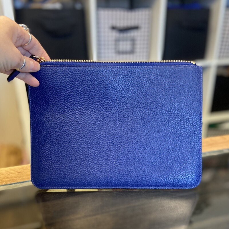 EUC BluLeather Zip Pouch<br />
Bluish<br />
Size: R $139