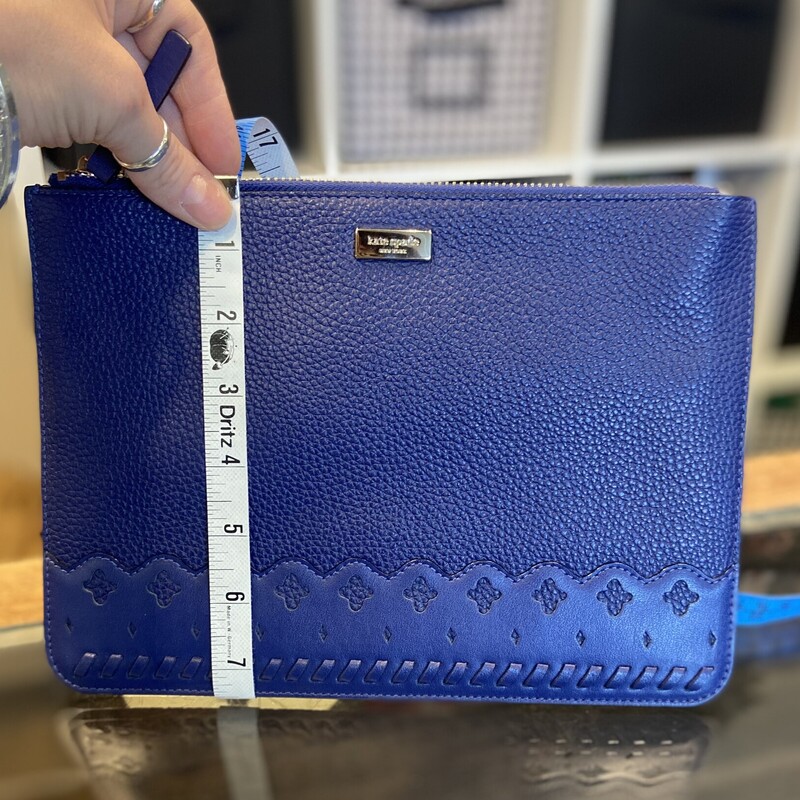 EUC BluLeather Zip Pouch<br />
Bluish<br />
Size: R $139