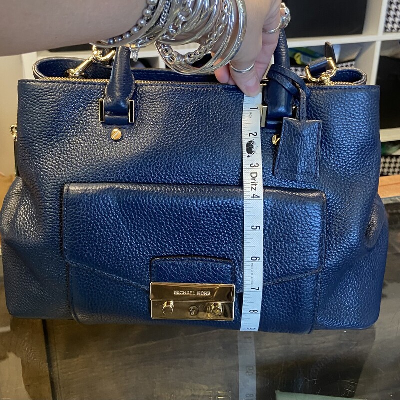 Nvy Pbble Lther Purse<br />
Navy<br />
Size: Purse