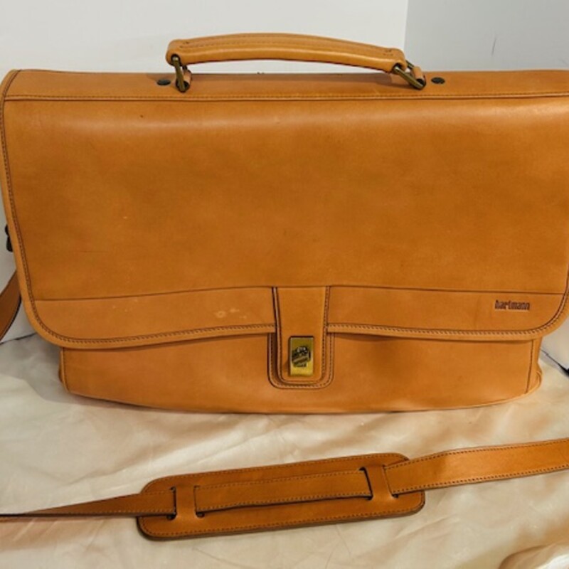 Hartmann Messenger Bag
As is - normal vintageware
Tan, Size: 16x11H