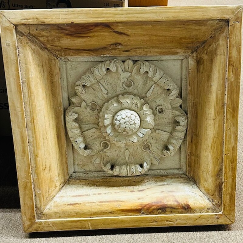 Restoration Hardware Floral Wood Medallion
as is- crack in inner corner
Tan and white
 Size: 20.5x20.5H