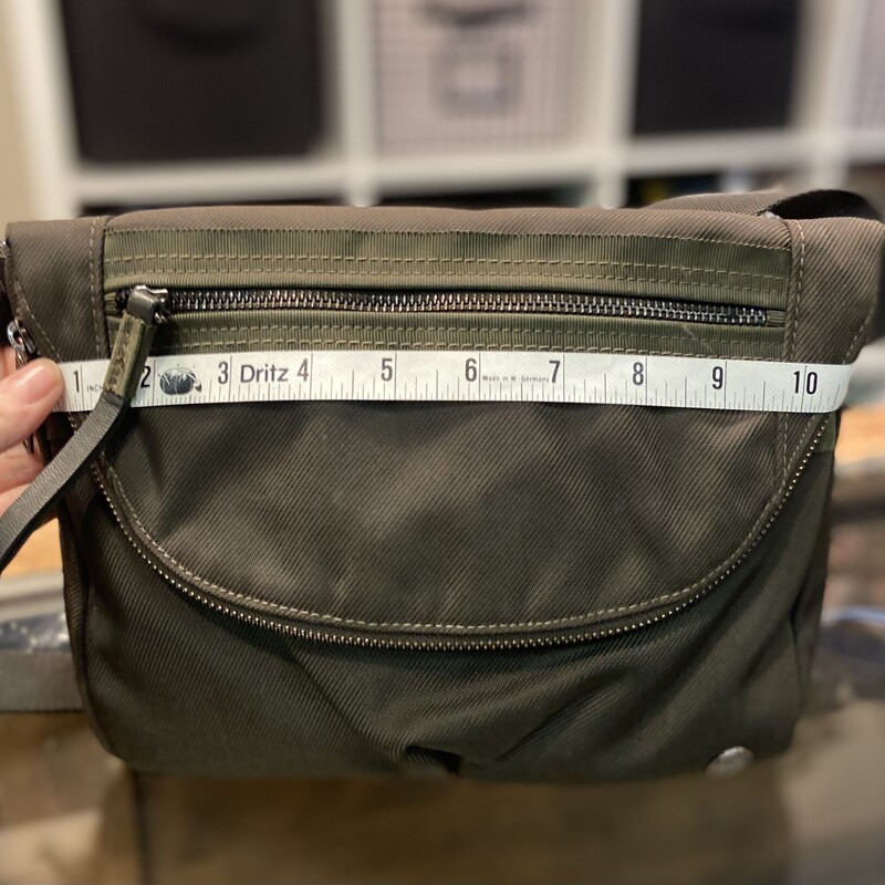 Olive Crossbody<br />
Olive<br />
Size: Crossbody