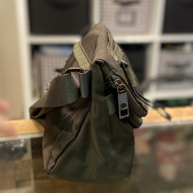 Olive Crossbody<br />
Olive<br />
Size: Crossbody