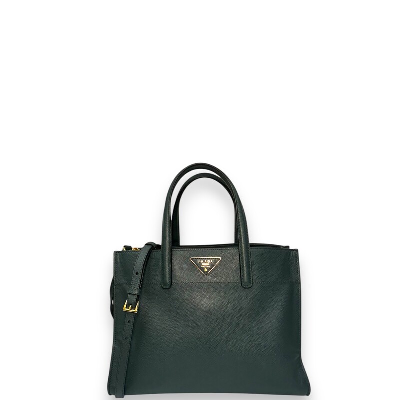 Prada Triple Pocket Green Leather Handbag with detachable strap.

Factory Code:11/113

Dimensions: 13Lx10H

Very good condition. Some slight corner slouching.

Does not come with original box or dust bag.