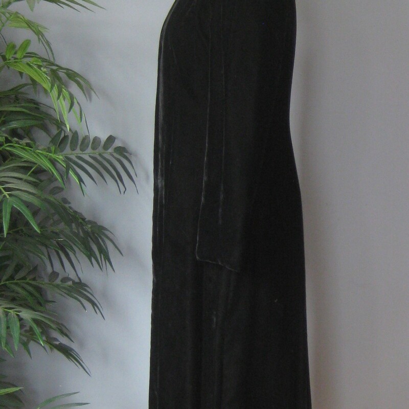 Vtg Velvet Fur Trim Cape, Black, Size: OS<br />
Long and Slim Black Velvetl coat with a hood.<br />
Romantic and striking!<br />
Union label, dates it to 1960s or 70s<br />
The hood is trimmed with white rabbit fur.<br />
One button and loop at the neck.<br />
No size tag.  Should fit a modern size small, but it has a little bit of flexibility because the skirt is quite full and it only closes at the neck.<br />
Here are the flat measurements.<br />
Shoulder to shoulder: 15 this is pretty slim<br />
Armpit to armpit: 18<br />
Waist: 16.5<br />
Hip: 21.5<br />
Underarm sleeve seam length: 16.5<br />
Length: 50<br />
<br />
Excellent condition! Velvet nap is in in great shape, lining intact, no stains.  Really nice condition.<br />
Thanks for looking!<br />
#81413