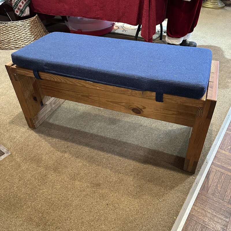 Yellow Pine Bench,
Size: 40x15x17
Southern Yellow Pine Bench from This End
Up.  VERY solid and sturdy.  Optional blue cushion for
the top goes with this great bench!