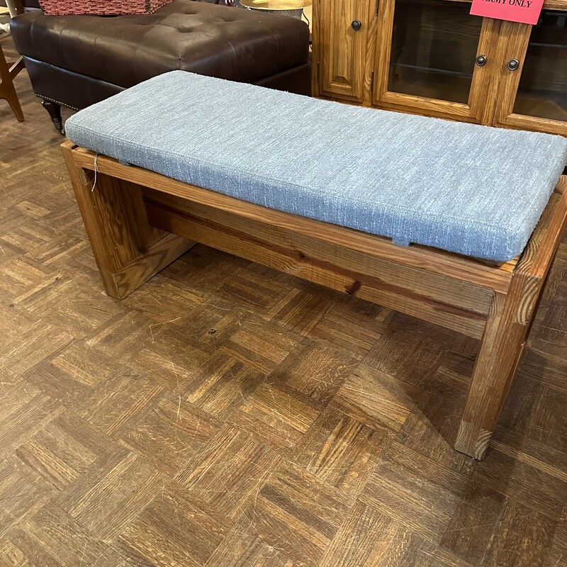 Yellow Pine Bench,
Size: 40x15x17
Southern Yellow Pine Bench from This End
Up.  VERY solid and sturdy.  Optional blue cushion for
the top goes with this great bench!