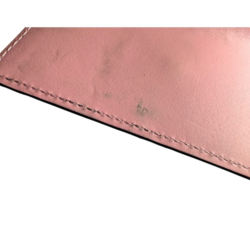 Louis Vuitton Vernis Pink Card Key Holder<br />
<br />
Date Code: TS2155<br />
<br />
Dimensions:4.2 L x 2.8 H<br />
<br />
Good Condition. Some minor interior marks.<br />
<br />
Does not come with original box or dust bag.