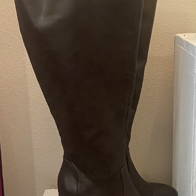 Wide Calf Tall Brw Boots<br />
Brown<br />
Size: 7 R $73