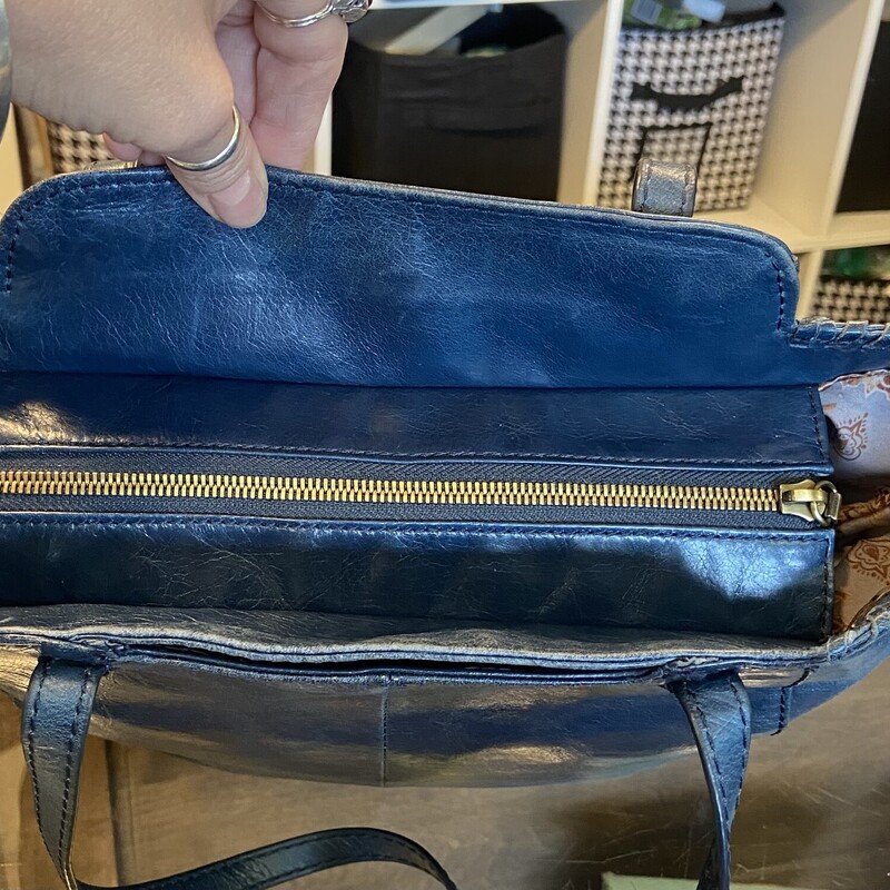 Blue Leather Purse<br />
Blue<br />
Size: R $298