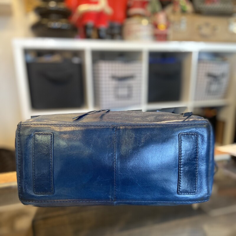 Blue Leather Purse<br />
Blue<br />
Size: R $298