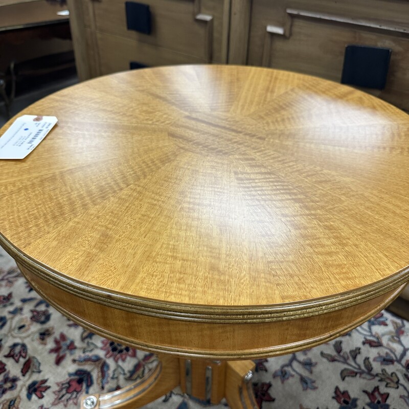 Vintage Bedermeier Round Table, Wood
Size: 24x27