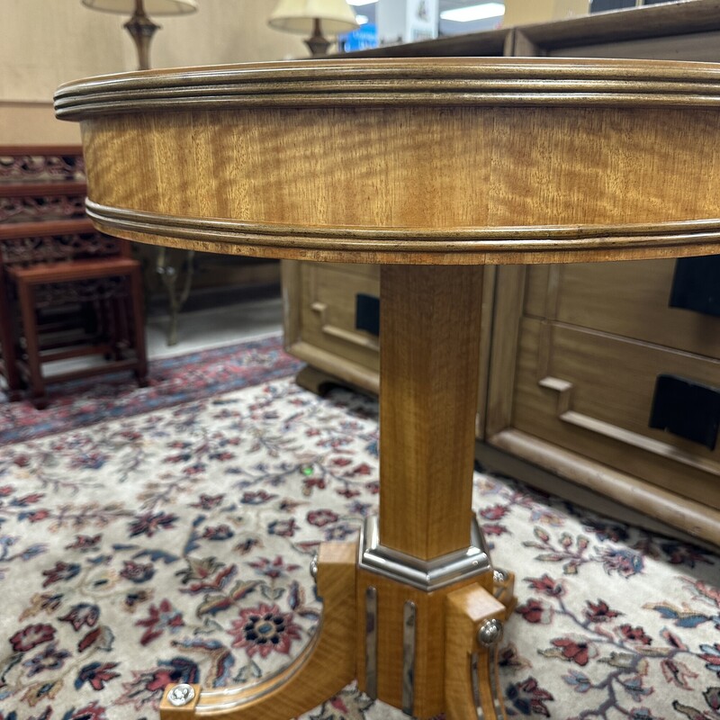 Vintage Bedermeier Round Table, Wood<br />
Size: 24x27