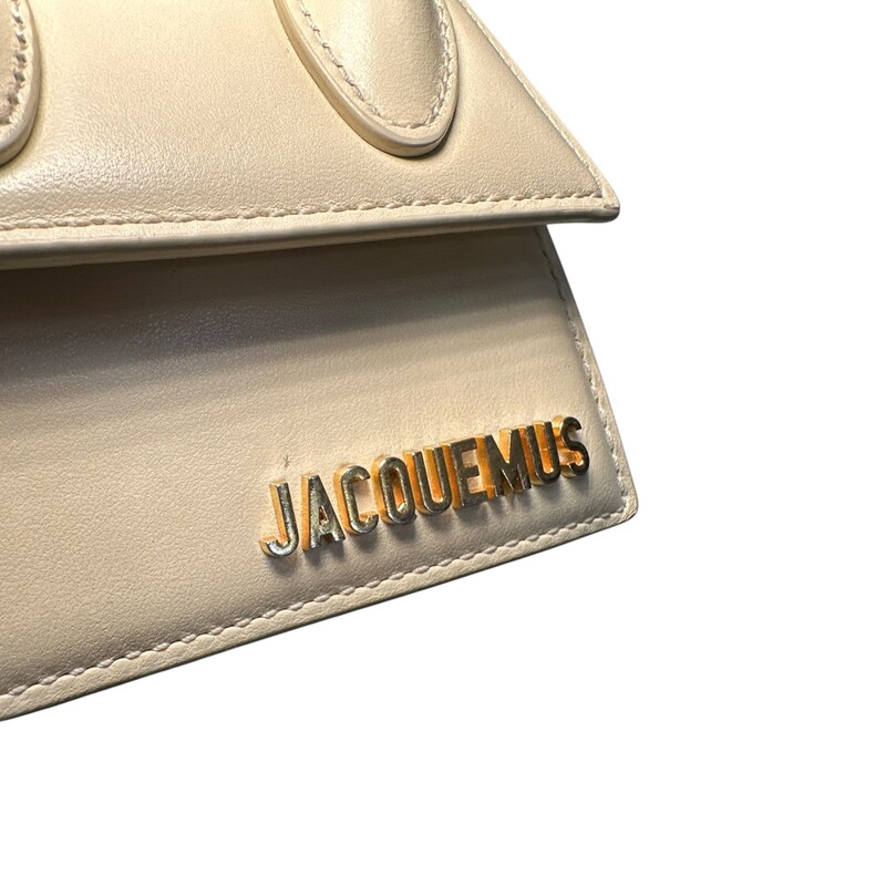 Jacquemus Le Chiquito Moyen Ivory Mini

Dimensions: 4.7H x 3.7W x 2D

In very condition. Tarnishing to tthe hardware. Some corner wear.

Does not come with the original dust bag or box.