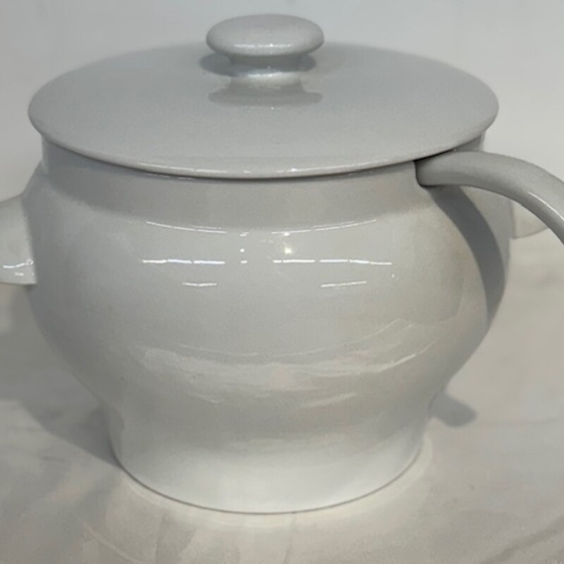 Crate&Barrel Soup Tureen
With lid and spoon
White, Size: 12x7H