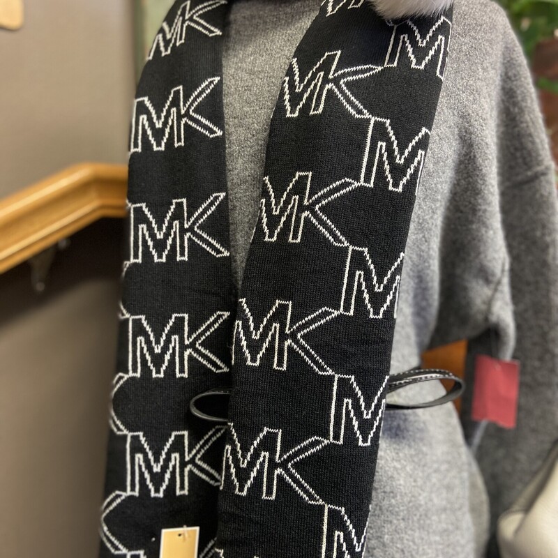 NWT Blk/W MK Thick Scarf
Blk/Wt
Size: R $58