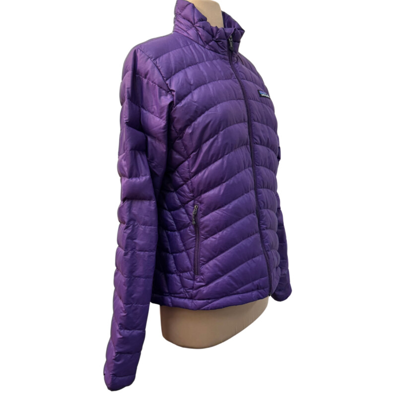 Patagonia Down Jacket<br />
Flawed Gem   See Photos<br />
Zipper Closure<br />
Color:  Purple<br />
Size: Medium<br />
Still a Cute and Warm Jacket!