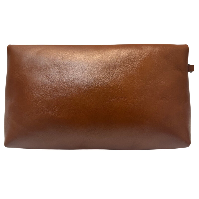 Patricia Nash Leather Clutch<br />
Magnetic Foldover<br />
Zipper Closure<br />
Color: Cognac