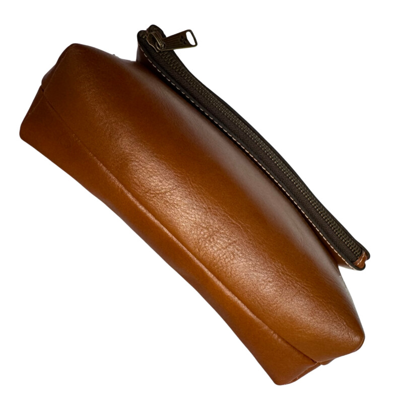 Patricia Nash Leather Clutch<br />
Magnetic Foldover<br />
Zipper Closure<br />
Color: Cognac