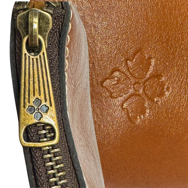 Patricia Nash Leather Clutch<br />
Magnetic Foldover<br />
Zipper Closure<br />
Color: Cognac