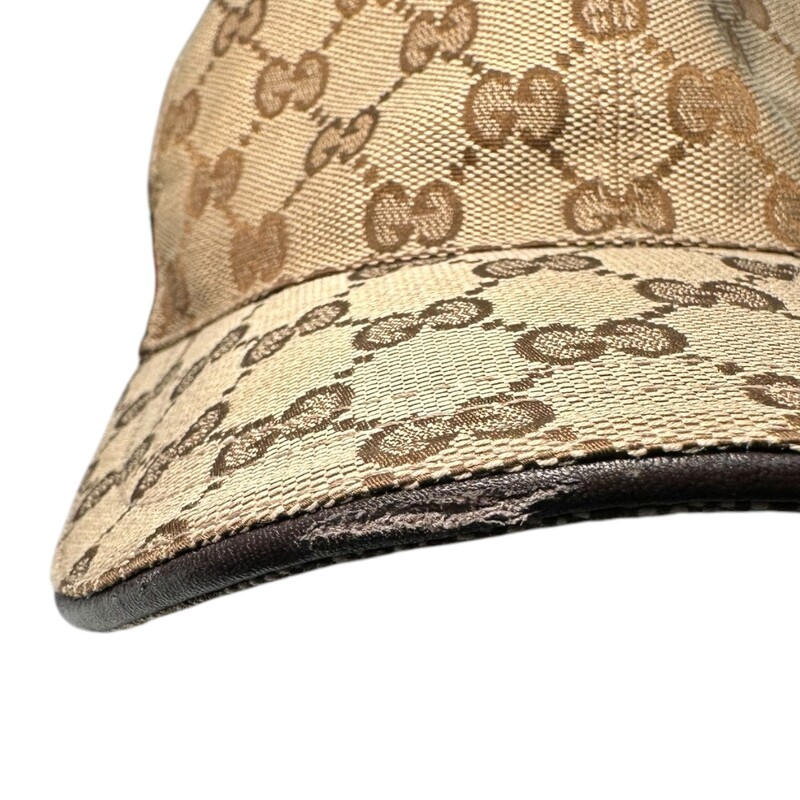 Gucci Gg Canvas Baseball Hats<br />
<br />
Size: Medium 58<br />
<br />
In very good condition. Light wear to the exterior trim of hat.<br />
<br />
Does not come with the original dust bag or box.