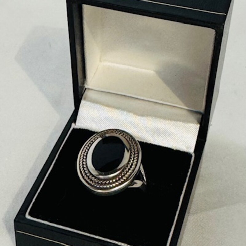 925 Onyx Oval Ring
Black Silver Size: 6.5
Ring box included