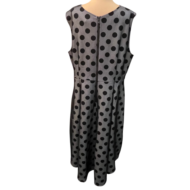 New Samuel Dong Dress<br />
Dots Mesh Overlay<br />
Hi-Low Hem<br />
Color: Black and White<br />
Size: 1X<br />
<br />
Retail $185