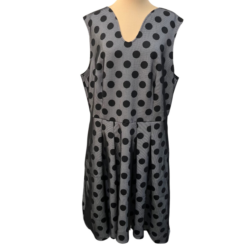 New Samuel Dong Dress<br />
Dots Mesh Overlay<br />
Hi-Low Hem<br />
Color: Black and White<br />
Size: 1X<br />
<br />
Retail $185