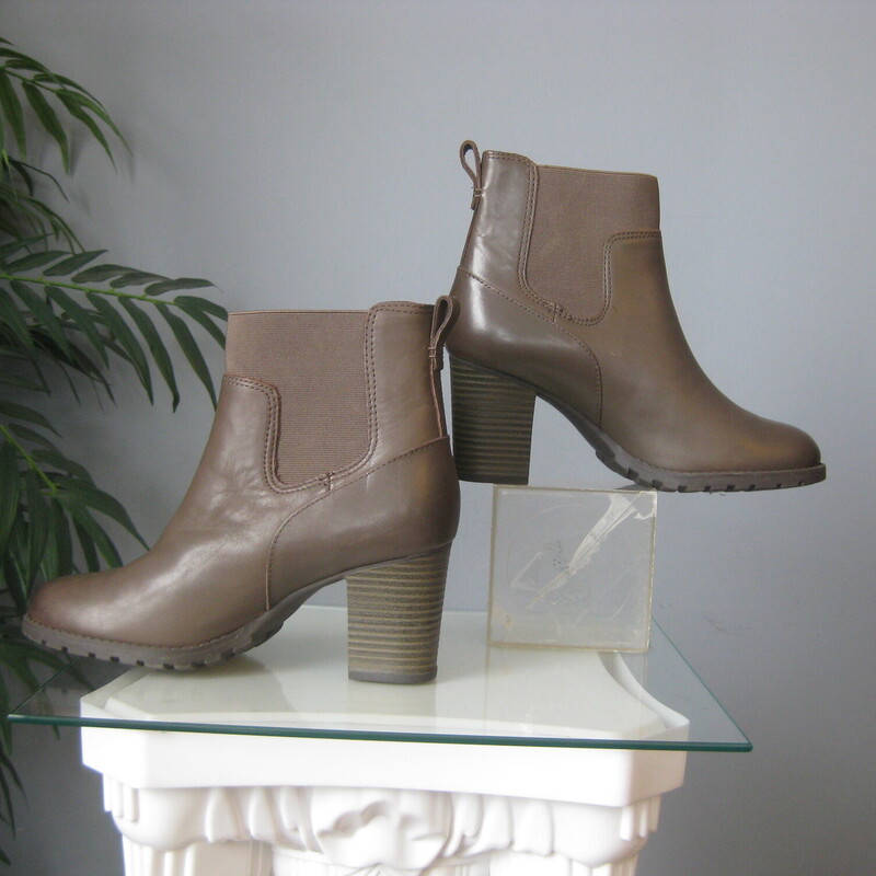 Smart pair of great quality ankle boots from<br />
Clarks Collection<br />
These are called Verona Ease<br />
Cool tone brown / taupe color<br />
Size 8 M<br />
3 block heel<br />
lug sole<br />
like new condtion.<br />
thanks for looking!<br />
#83043