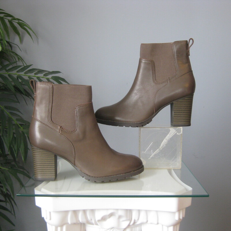 Smart pair of great quality ankle boots from<br />
Clarks Collection<br />
These are called Verona Ease<br />
Cool tone brown / taupe color<br />
Size 8 M<br />
3 block heel<br />
lug sole<br />
like new condtion.<br />
thanks for looking!<br />
#83043