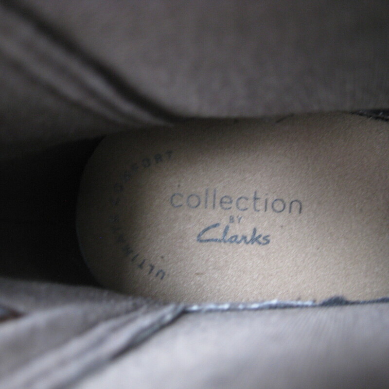 Smart pair of great quality ankle boots from<br />
Clarks Collection<br />
These are called Verona Ease<br />
Cool tone brown / taupe color<br />
Size 8 M<br />
3 block heel<br />
lug sole<br />
like new condtion.<br />
thanks for looking!<br />
#83043