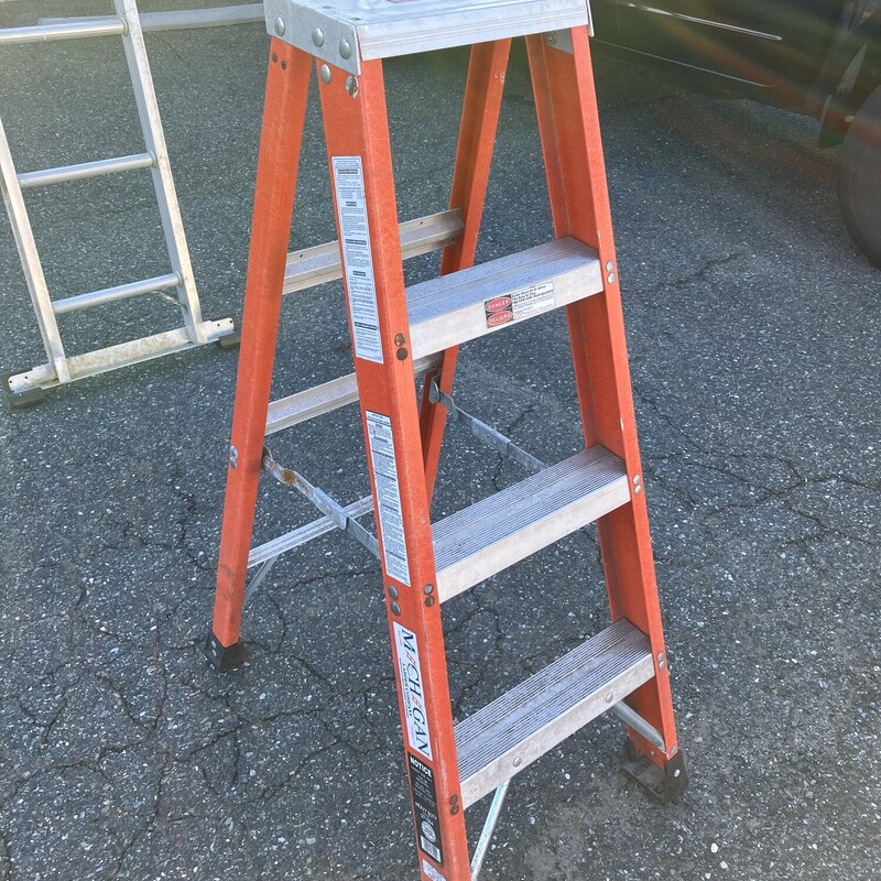 Fiberglass Step Ladder