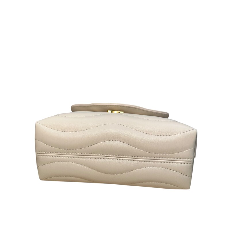 Louis Vuitton Hold Me New Wave Ivory Chain Two Way Handbag

Date Code:Microchip

Dimensions:
9W x 6H x 3D

In excellent condition.

Comes with original dust bag and box.