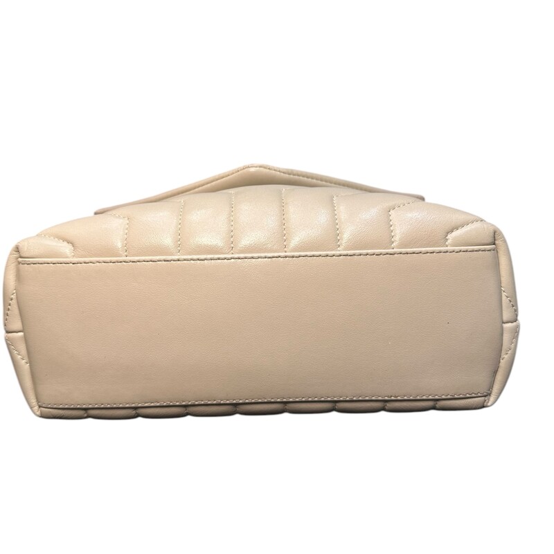 Saint Laurent Loulou Cream Quilted Leather Small<br />
<br />
Date Code:TCT 49 4699 0320<br />
<br />
Dimensions:<br />
6.6inH x 9.8inW x 3.5inD<br />
<br />
In very good condition. Scratching to the hardware.<br />
<br />
Comes with original dust bag. No box.