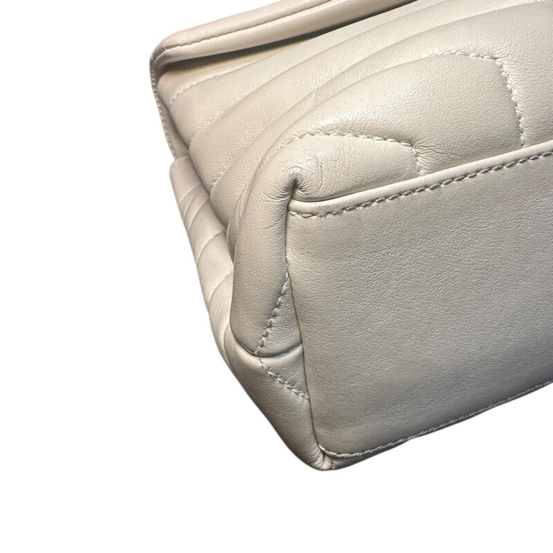 Saint Laurent Loulou Cream Quilted Leather Small

Date Code:TCT 49 4699 0320

Dimensions:
6.6inH x 9.8inW x 3.5inD

In very good condition. Scratching to the hardware.

Comes with original dust bag. No box.