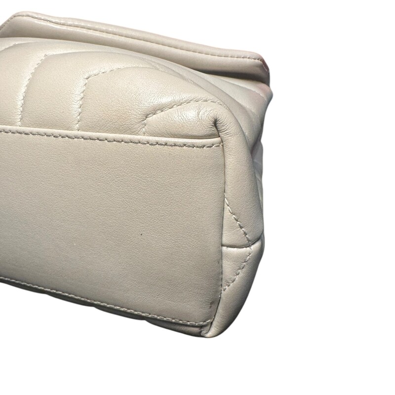 Saint Laurent Loulou Cream Quilted Leather Small<br />
<br />
Date Code:TCT 49 4699 0320<br />
<br />
Dimensions:<br />
6.6inH x 9.8inW x 3.5inD<br />
<br />
In very good condition. Scratching to the hardware.<br />
<br />
Comes with original dust bag. No box.