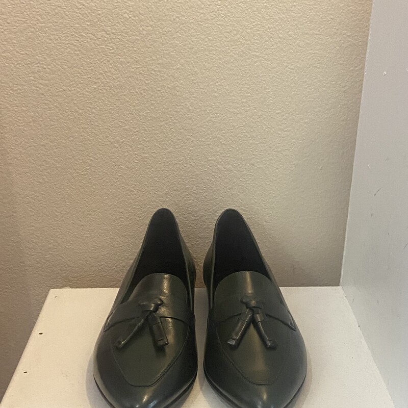 NIB Green Leather Loafer<br />
Green<br />
Size: 7/7.5 $150