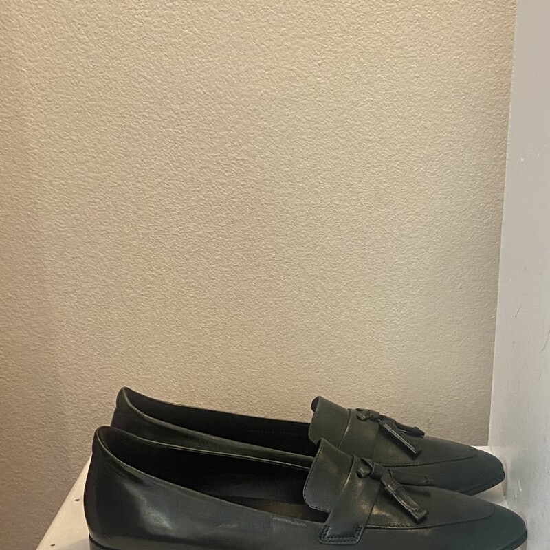 NIB Green Leather Loafer<br />
Green<br />
Size: 7/7.5 $150